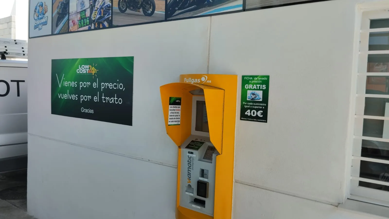 Zona de atención y punto de servicios en Low Cost 24h Ondara
